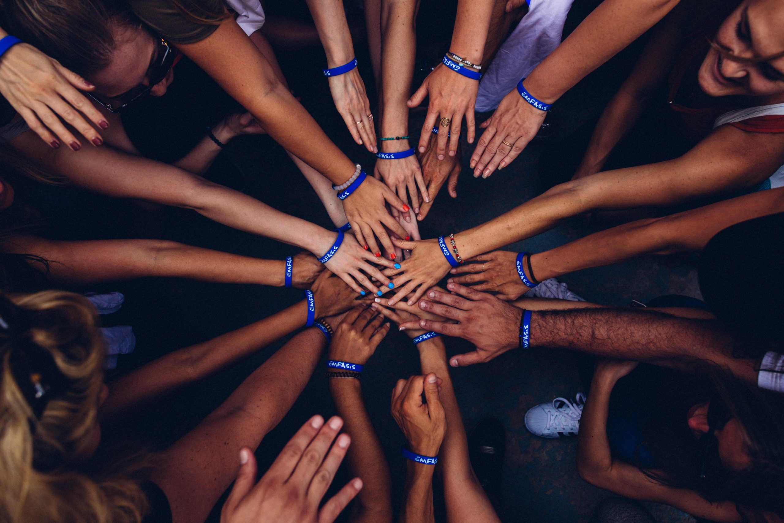 perry-grone-handshakes-unsplash