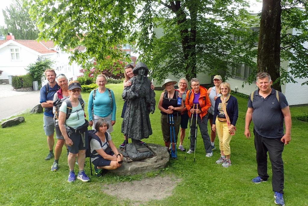 Vandrergruppen ved start ved siden av Pilegrimen i Tønsberg.